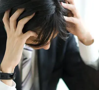 悩む男性
