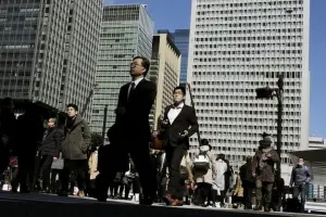 3月11日、年明け以降の世界的な市場変動や国内経済における消費低迷に対し、政府部内で景気失速への懸念が急速に強まっている。都内で2月撮影(2016年 ロイター/Thomas Peter)